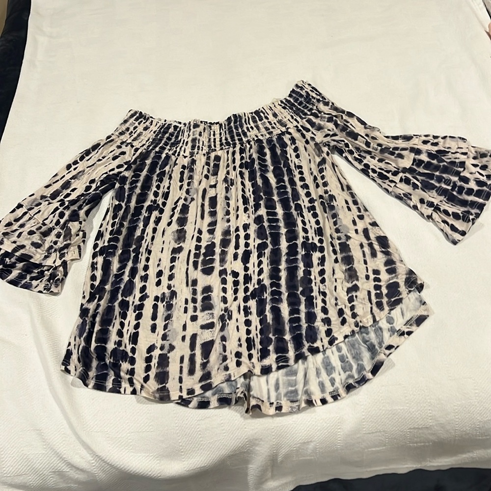 Off the shoulder navy/ creme top